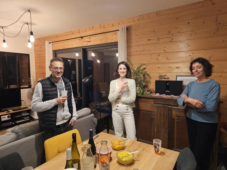 AMAPéro : discussions autour de la table, verre à la main