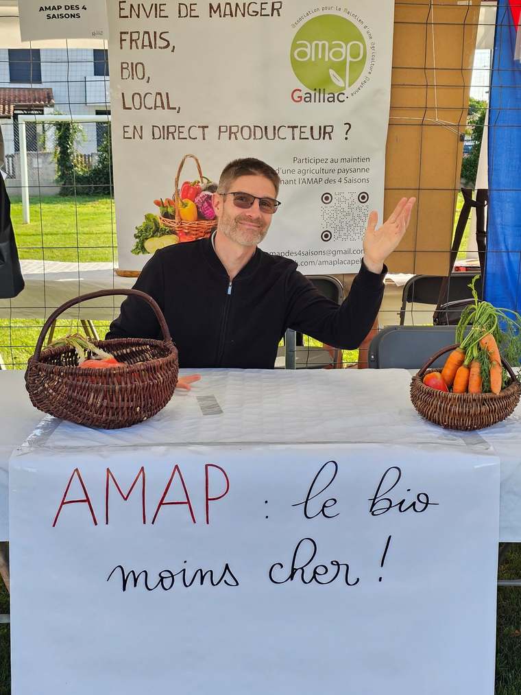 AMAPéro d'été : AMAPiens attablés au jardin