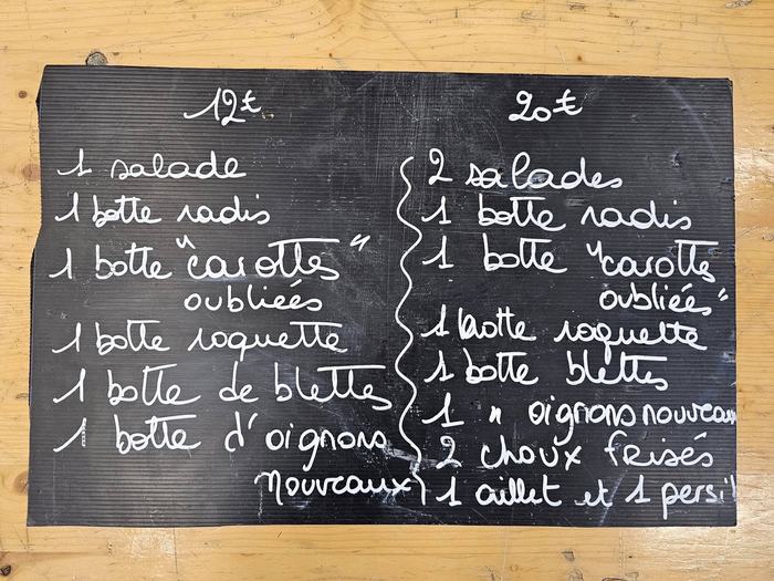 Ardoise indiquant la composition du petit panier à 12 € et du grand panier à 20 €